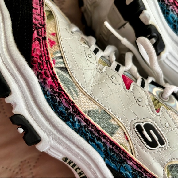 Ladies Skechers D’Lites air-cooled memory foam athletic shoes - Picture 14 of 16